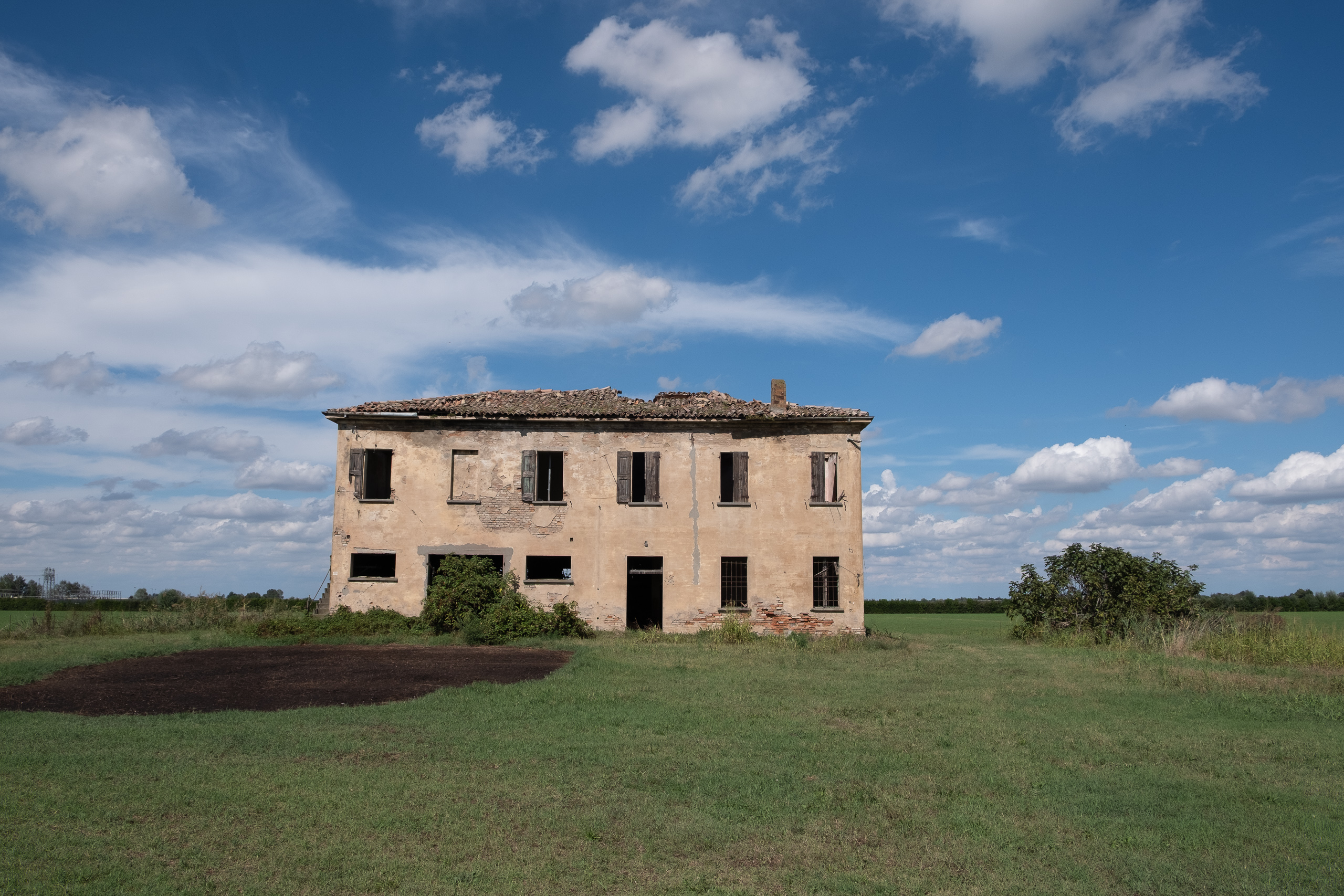 Verlassenes Bauernhaus mitten in der Wiese